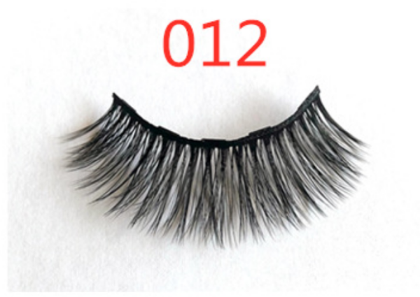 A Pair Of False Eyelashes With Magnets In Fashion - Image 3